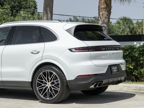 Used 2024 Porsche Cayenne AWD/4WD image 5