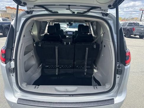 Used 2024 Chrysler Pacifica Touring-L FWD image 6