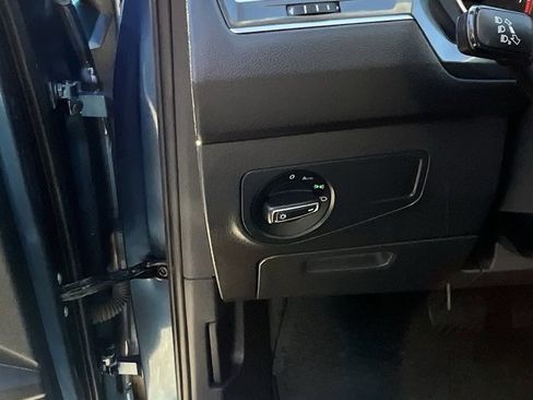 Used 2020 Volkswagen Tiguan SE w/ Panoramic Sunroof Package image 11