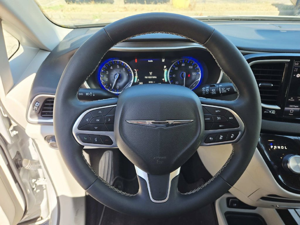 Used 2024 Chrysler Pacifica Touring-L FWD image 19