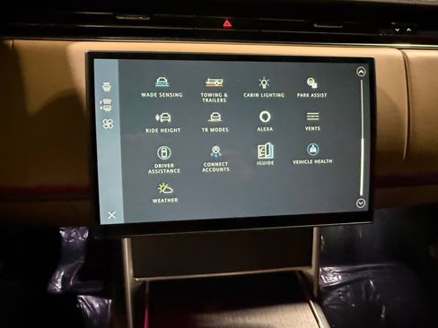 Used 2024 Land Rover Range Rover Long Wheelbase SE image 35