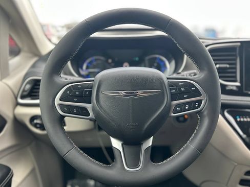 Used 2022 Chrysler Pacifica Touring-L w/ Uconnect Theater Family Group FWD image 23