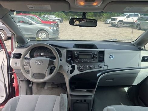 Used 2011 Toyota Sienna w/ Towing Pkg FWD image 13