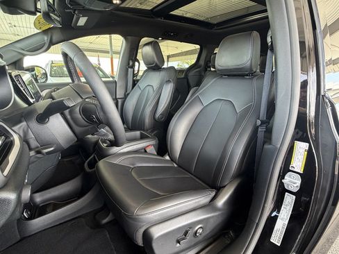 Used 2025 Chrysler Pacifica Select FWD image 9