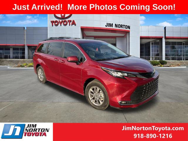 Used 2023 Toyota Sienna XLE FWD image 1