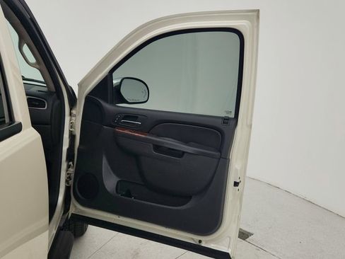 Used 2013 Chevrolet Suburban LTZ image 24