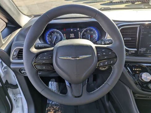 Used 2023 Chrysler Pacifica Limited w/ Uconnect Theater Family Group image 14