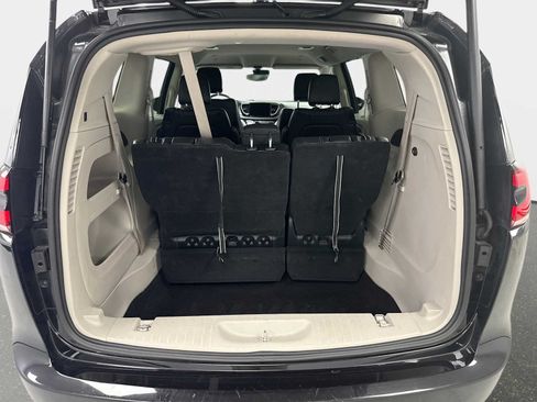 Used 2022 Chrysler Pacifica Touring-L FWD image 19