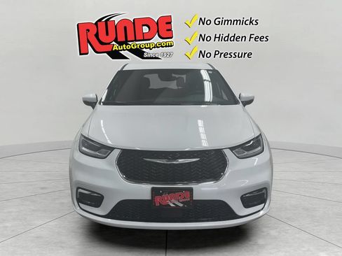 Used 2023 Chrysler Pacifica Touring FWD image 8