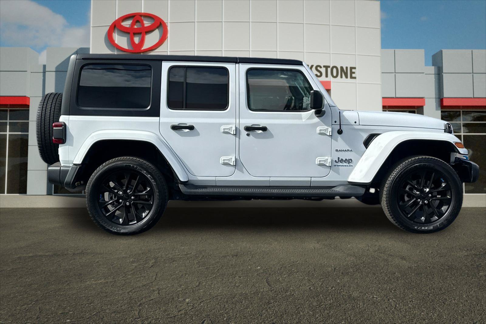 Used 2023 Jeep Wrangler Unlimited Sahara w/ Dual Top Group AWD/4WD image 2
