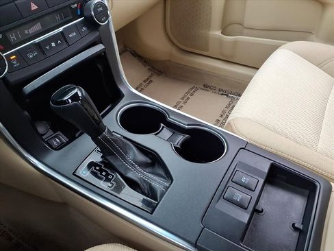 Used 2015 Toyota Camry LE image 23