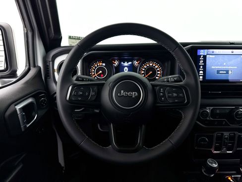 Used 2025 Jeep Gladiator Sport AWD/4WD image 6
