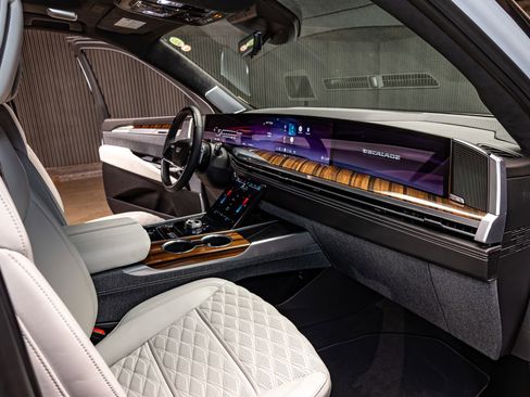 Used 2026 Cadillac Escalade ESV Platinum Sport w/ LPO, ONYX Package image 14