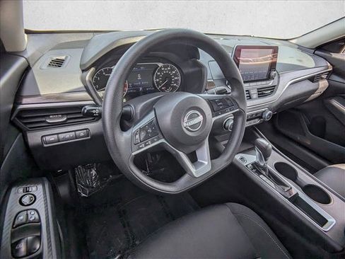 Used 2025 Nissan Altima 2.5 SV image 10