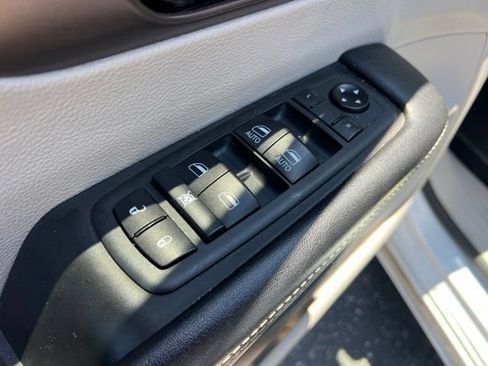 Used 2020 Chrysler Voyager Lxi FWD image 24