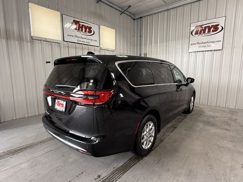 New 2027 Chrysler Pacifica Select FWD image 3