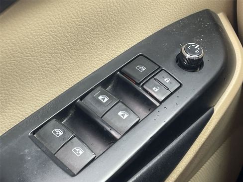 Used 2018 Toyota Highlander XLE AWD/4WD image 18
