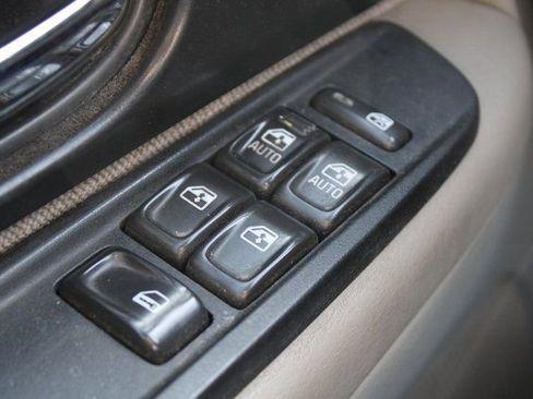 Used 2002 GMC Envoy SLE image 28