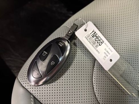 New 2025 Hyundai Elantra Limited image 51