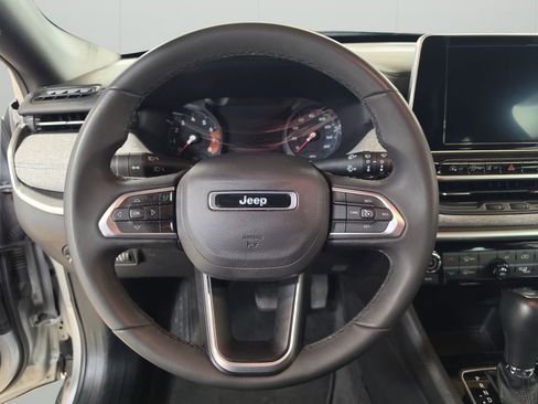 Used 2025 Jeep Compass Latitude image 19