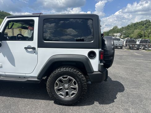Used 2016 Jeep Wrangler Rubicon w/ Power Convenience Group AWD/4WD image 8