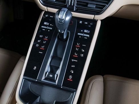 Certified 2023 Porsche Macan image 16