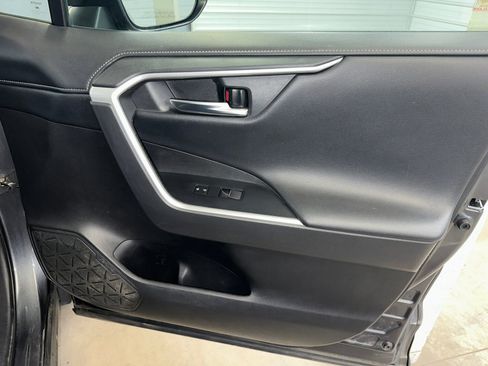 Used 2020 Toyota RAV4 Limited image 32