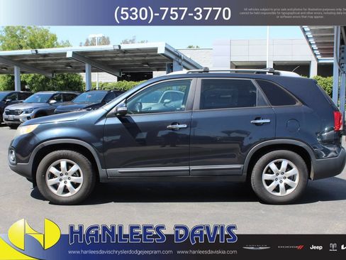 Used 2012 Kia Sorento LX w/ Convenience Pkg FWD image 2