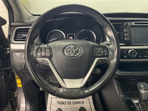 Used 2019 Toyota Highlander SE image 18