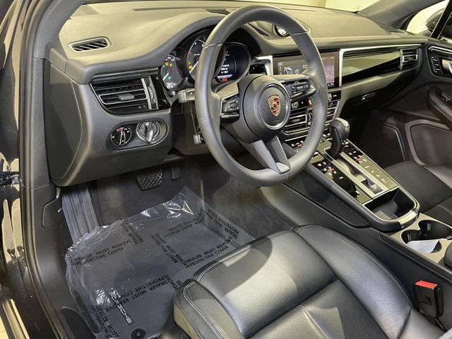 Certified 2025 Porsche Macan AWD/4WD image 4