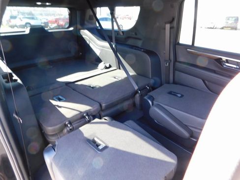 New 2025 Chevrolet Suburban High Country image 33