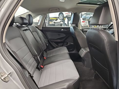 Used 2025 Volkswagen Jetta SE FWD image 27