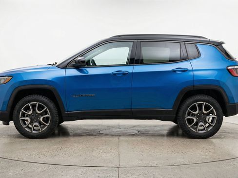 Used 2025 Jeep Compass Trailhawk AWD/4WD image 5