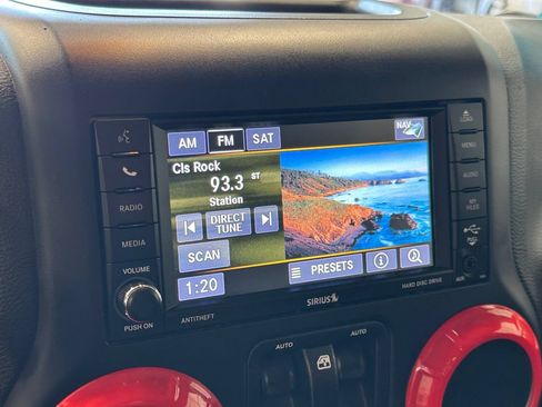Used 2018 Jeep Wrangler Sahara w/ Connectivity Group AWD/4WD image 28