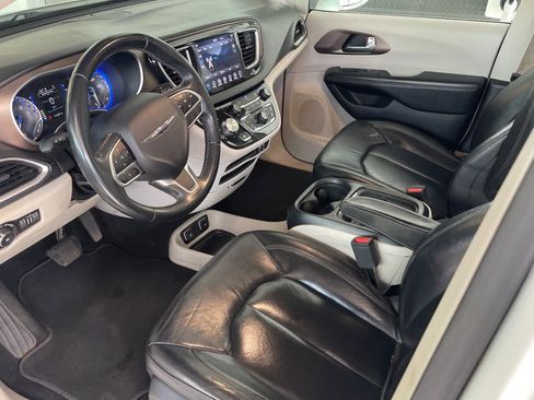 Used 2018 Chrysler Pacifica Touring-L FWD image 9