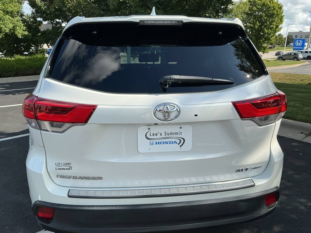 Used 2019 Toyota Highlander XLE AWD/4WD image 11