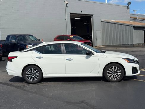 Used 2025 Nissan Altima 2.5 SV FWD image 3
