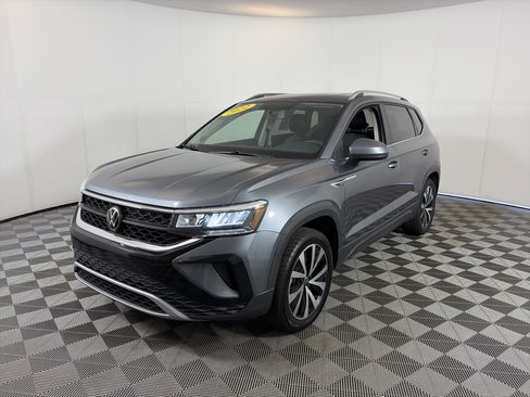 Used 2022 Volkswagen Taos SE FWD image 2