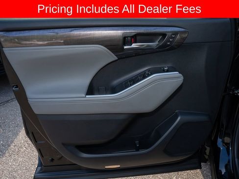 Used 2024 Toyota Highlander Platinum FWD image 15