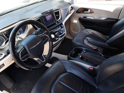 Used 2019 Chrysler Pacifica Touring-L FWD image 3