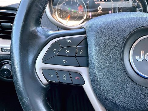 Used 2016 Jeep Cherokee Latitude FWD image 23