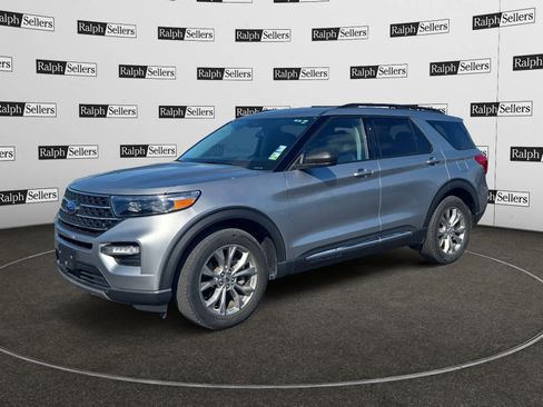 Used 2023 Ford Explorer XLT w/ Equipment Group 202A image 2