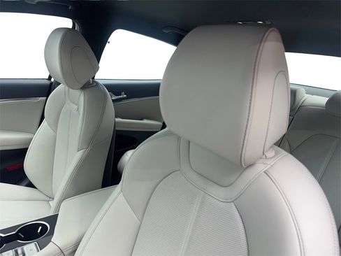 Used 2025 Genesis G70 2.5T image 27