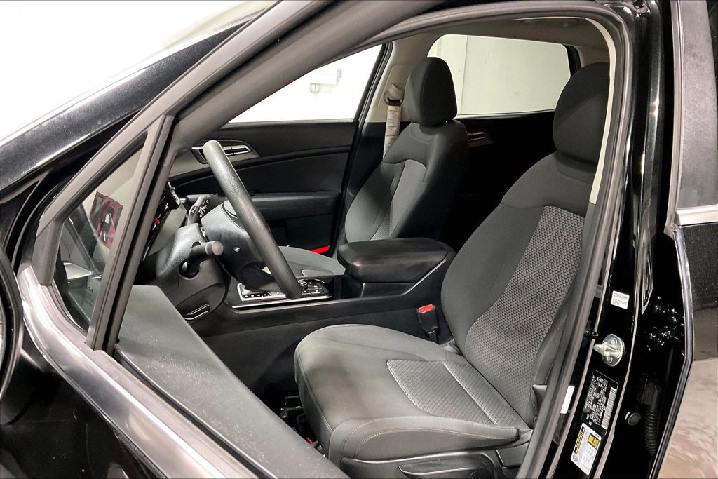 Used 2025 Kia Sportage LX FWD image 32