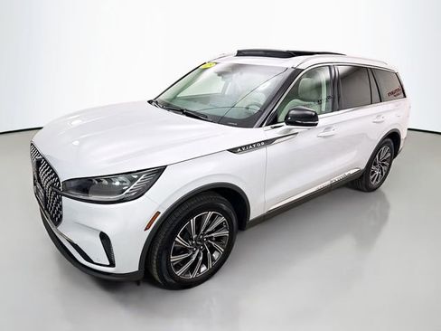 Used 2025 Lincoln Aviator AWD image 3