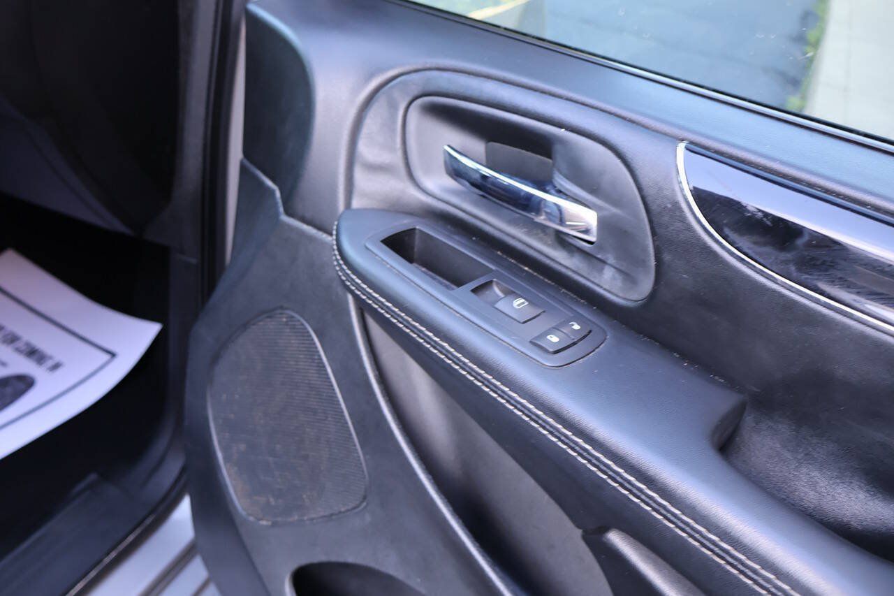 Used 2016 Dodge Grand Caravan SXT FWD image 20