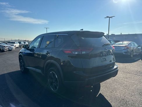 Used 2024 Nissan Rogue SV AWD/4WD image 5