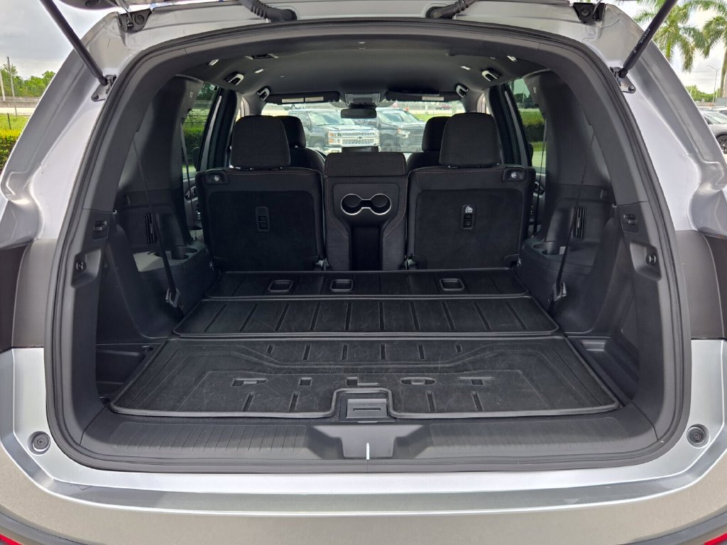 Used 2025 Honda Pilot Sport image 13