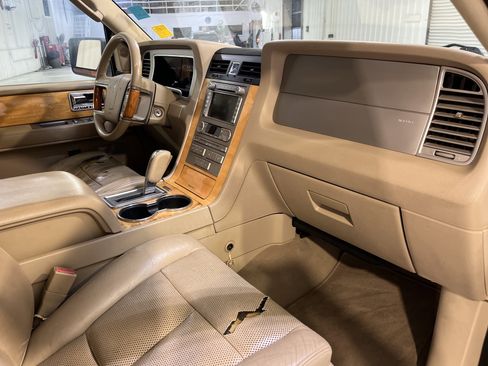 Used 2010 Lincoln Navigator L image 17