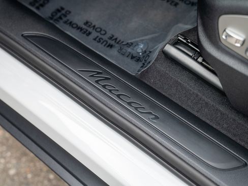 Certified 2025 Porsche Macan image 11